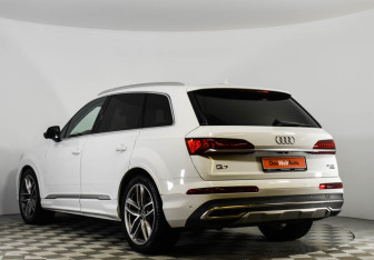 Подержанный автомобиль Audi Q7 2021 года (5 фото)