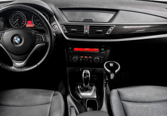 Подержанный автомобиль BMW X1 2012 года (15 фото)