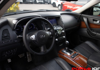 Подержанный автомобиль Infiniti FX 2013 года (10 фото)