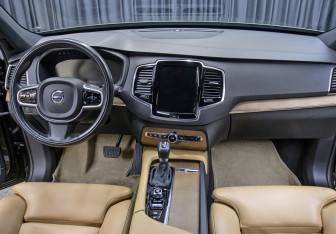 Подержанный автомобиль Volvo XC90 2017 года (14 фото)