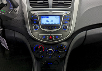 Подержанный автомобиль Hyundai Solaris Hatchback 2012 года (22 фото)