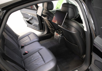 Подержанный автомобиль Audi A8 2022 года (9 фото)