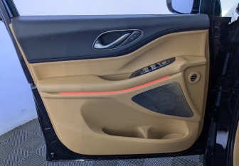 Подержанный автомобиль Voyah Dream 2023 года (16 фото)