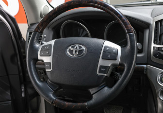 Подержанный автомобиль Toyota Land Cruiser Suv 2012 года (14 фото)