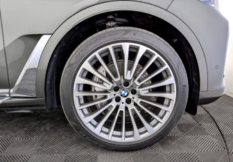 Подержанный автомобиль BMW X7 2021 года (18 фото)