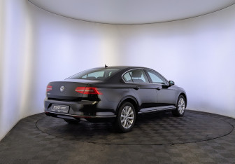 Подержанный автомобиль Volkswagen Passat Sedan 2018 года (5 фото)