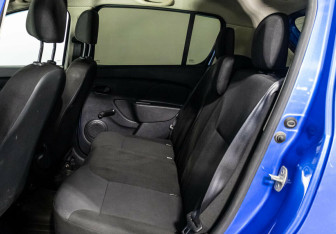 Подержанный автомобиль Renault Sandero 2015 года (9 фото)