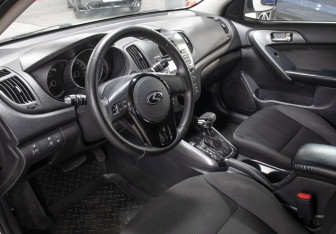 Подержанный автомобиль Kia Cerato Sedan 2012 года (16 фото)