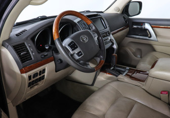 Подержанный автомобиль Toyota Land Cruiser Suv 2012 года (9 фото)