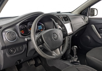 Подержанный автомобиль Renault Logan Sedan 2017 года (15 фото)