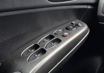 Подержанный автомобиль Honda Civic Sedan 2011 года (14 фото)