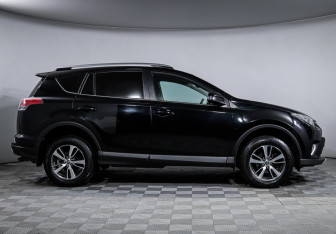 Подержанный автомобиль Toyota RAV4 2018 года (4 фото)