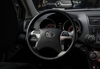 Подержанный автомобиль Toyota Highlander 2011 года (13 фото)