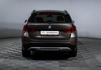 Подержанный автомобиль BMW X1 2012 года (6 фото)