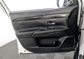 Подержанный автомобиль Mitsubishi Outlander 2018 года (19 фото)