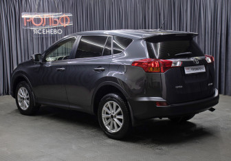 Подержанный автомобиль Toyota RAV4 2013 года (7 фото)