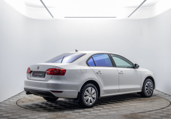 Подержанный автомобиль Volkswagen Jetta Sedan 2012 года (5 фото)