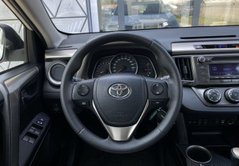 Подержанный автомобиль Toyota RAV4 2013 года (14 фото)
