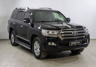 Подержанный автомобиль Toyota Land Cruiser Suv 2016 года (10 фото)