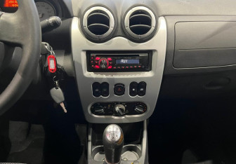 Подержанный автомобиль Renault Sandero 2010 года (13 фото)