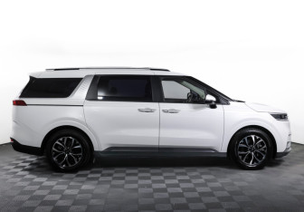 Подержанный автомобиль Kia Carnival 2020 года (4 фото)