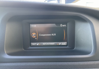 Подержанный автомобиль Volvo V40 Cross Country 2013 года (15 фото)