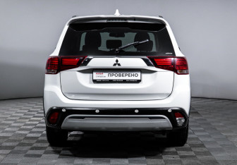 Подержанный автомобиль Mitsubishi Outlander 2019 года (6 фото)