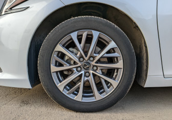 Подержанный автомобиль Lexus ES 2023 года (23 фото)