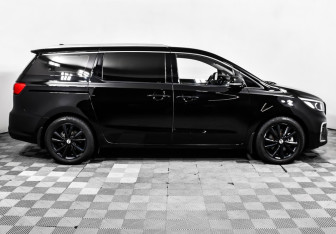 Подержанный автомобиль Kia Carnival 2019 года (4 фото)