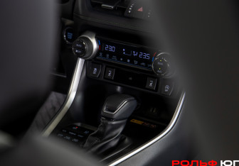 Подержанный автомобиль Toyota RAV4 2025 года (13 фото)