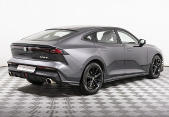 Подержанный автомобиль Changan UNI-V 2023 года (5 фото)