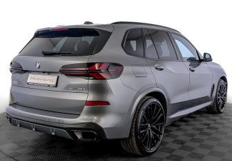 Подержанный автомобиль BMW X5 2025 года (5 фото)
