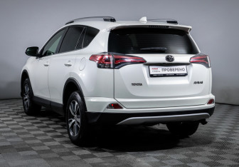 Подержанный автомобиль Toyota RAV4 2015 года (7 фото)
