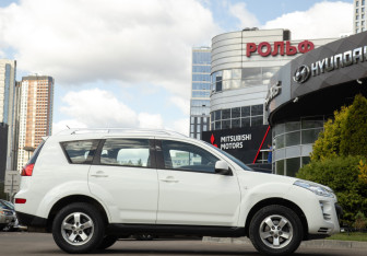 Подержанный автомобиль Peugeot 4007 2008 года (3 фото)