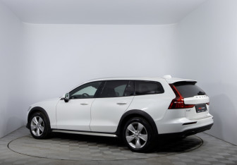 Подержанный автомобиль Volvo V60 Cross Country 2021 года (7 фото)