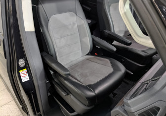 Подержанный автомобиль Volkswagen Multivan 2021 года (24 фото)