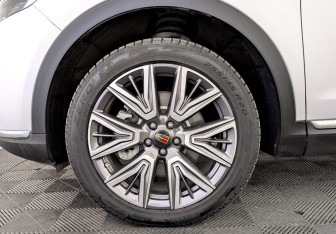 Подержанный автомобиль Hongqi HS5 2023 года (18 фото)