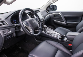 Подержанный автомобиль Mitsubishi Pajero Sport 2020 года (10 фото)