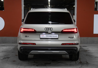 Подержанный автомобиль Audi Q7 2021 года (6 фото)