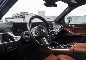 Подержанный автомобиль BMW X7 2022 года (12 фото)