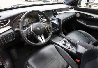 Подержанный автомобиль Infiniti QX50 2018 года (16 фото)