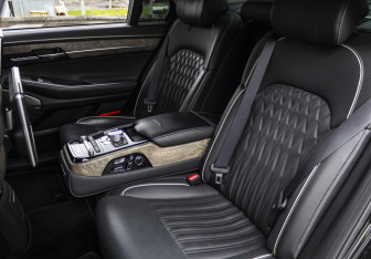 Подержанный автомобиль Genesis G90 2019 года (16 фото)