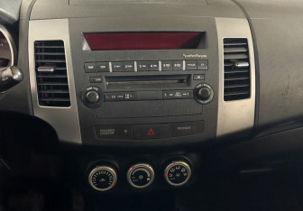 Подержанный автомобиль Mitsubishi Outlander 2008 года (14 фото)