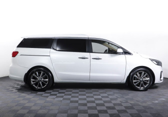 Подержанный автомобиль Kia Carnival 2020 года (4 фото)
