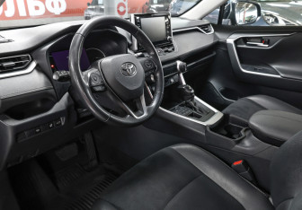 Подержанный автомобиль Toyota RAV4 2021 года (15 фото)