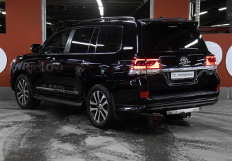 Подержанный автомобиль Toyota Land Cruiser Suv 2018 года (7 фото)