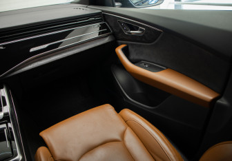 Подержанный автомобиль Audi Q8 2019 года (25 фото)