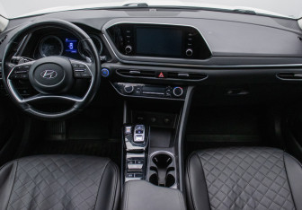 Подержанный автомобиль Hyundai Sonata 2022 года (13 фото)