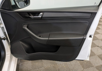 Подержанный автомобиль Skoda Rapid Liftback 2019 года (23 фото)