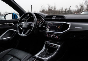Подержанный автомобиль Audi Q3 2023 года (9 фото)
